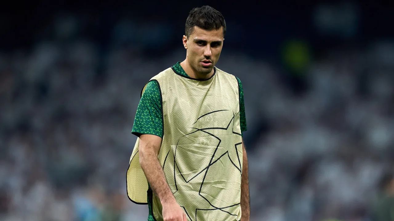 سلوت يبتعد عن صلاح ورودري يغري ريال مدريد ووكيل حكيمي يوضح موقفه